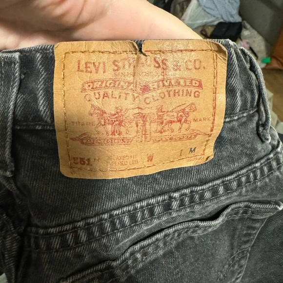 Levi's Women’s 551 Black Denim Cutoff Jean Shorts - Picture 3 of 3